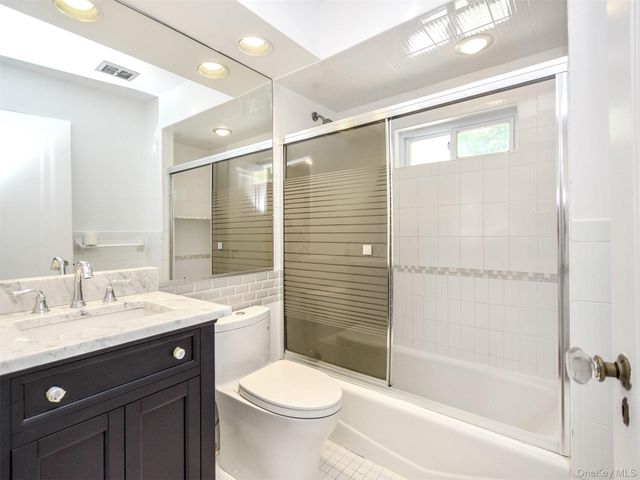 121 Hillcrest Avenue, Manhasset, NY 11030
