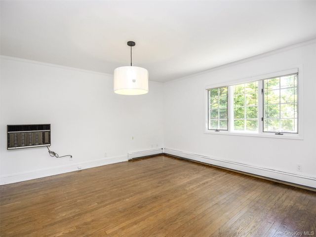 121 Hillcrest Avenue, Manhasset, NY 11030