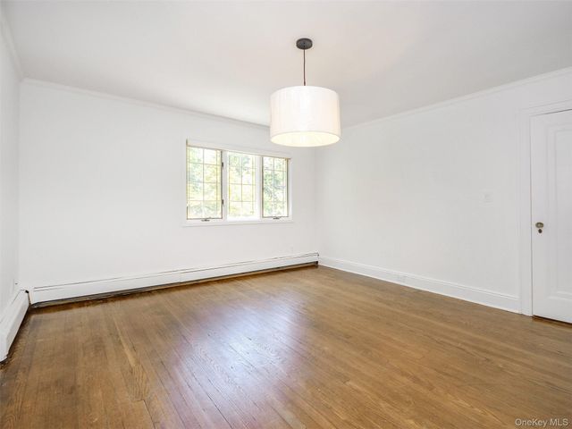 121 Hillcrest Avenue, Manhasset, NY 11030