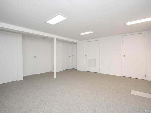 121 Hillcrest Avenue, Manhasset, NY 11030