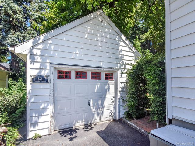 121 Hillcrest Avenue, Manhasset, NY 11030