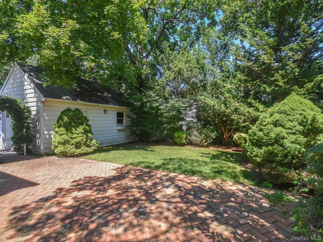 121 Hillcrest Avenue, Manhasset, NY 11030