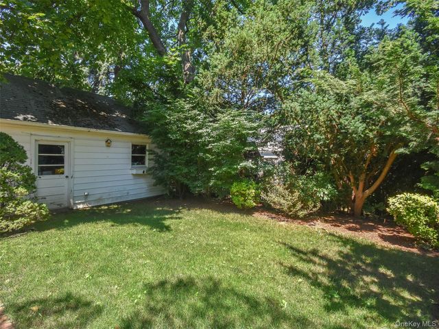121 Hillcrest Avenue, Manhasset, NY 11030