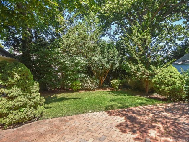 121 Hillcrest Avenue, Manhasset, NY 11030