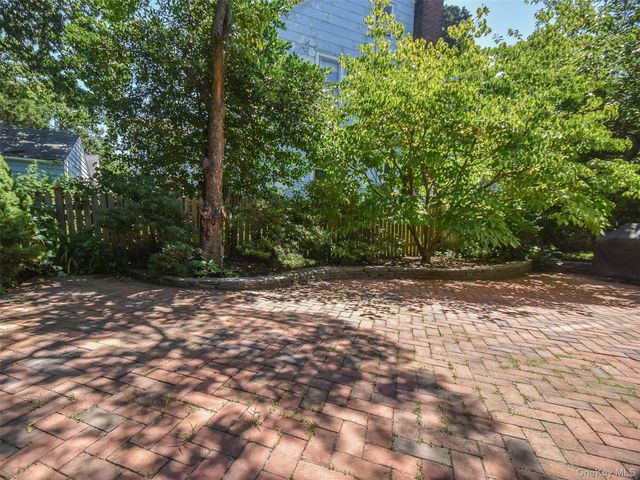 121 Hillcrest Avenue, Manhasset, NY 11030
