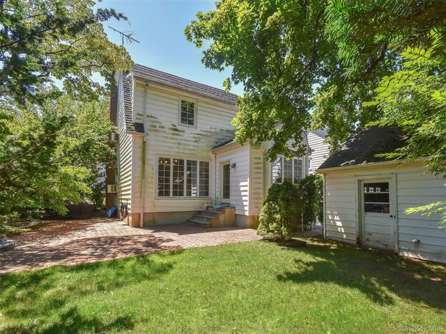 121 Hillcrest Avenue, Manhasset, NY 11030