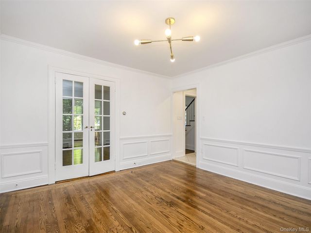 121 Hillcrest Avenue, Manhasset, NY 11030