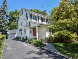 121 Hillcrest Avenue, Manhasset, NY 11030