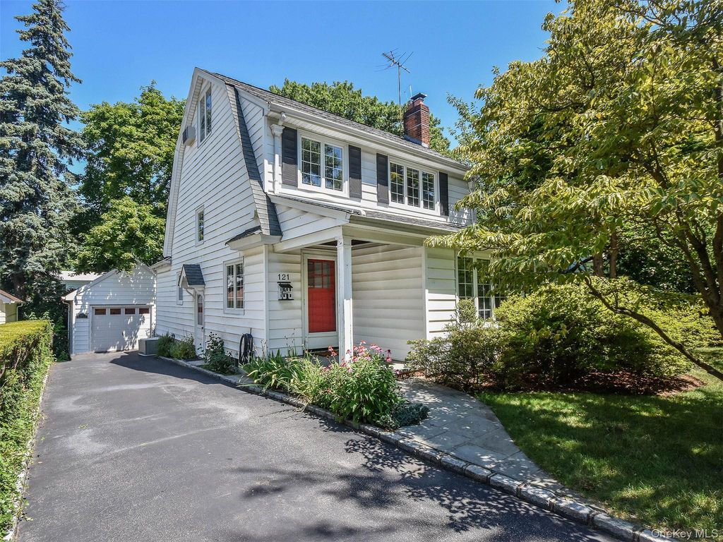 121 Hillcrest Avenue, Manhasset, NY 11030