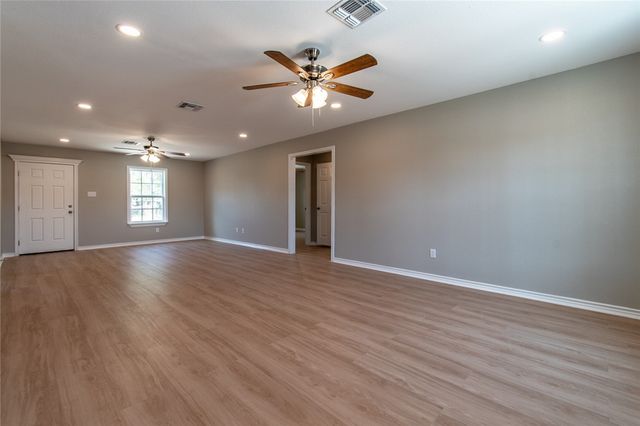 905 N Pearl St N, Rockport, TX 78382