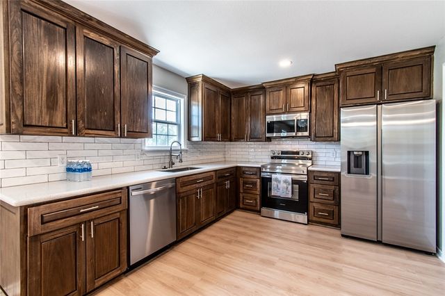 905 N Pearl St N, Rockport, TX 78382