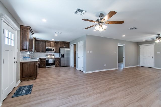 905 N Pearl St N, Rockport, TX 78382