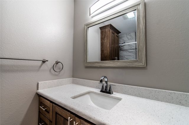 905 N Pearl St N, Rockport, TX 78382