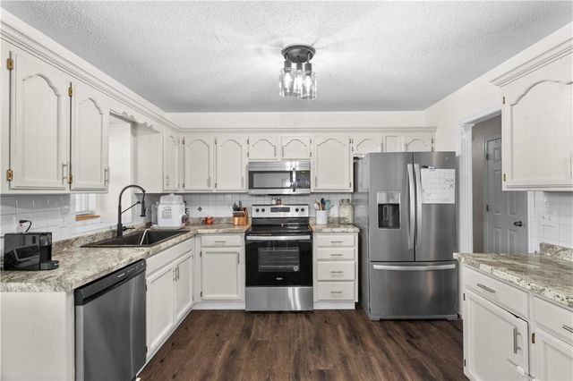 1604 S Concord Court, Independence, MO 64058