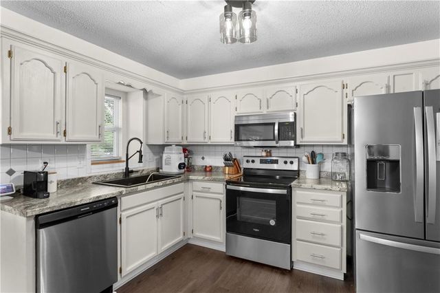 1604 S Concord Court, Independence, MO 64058
