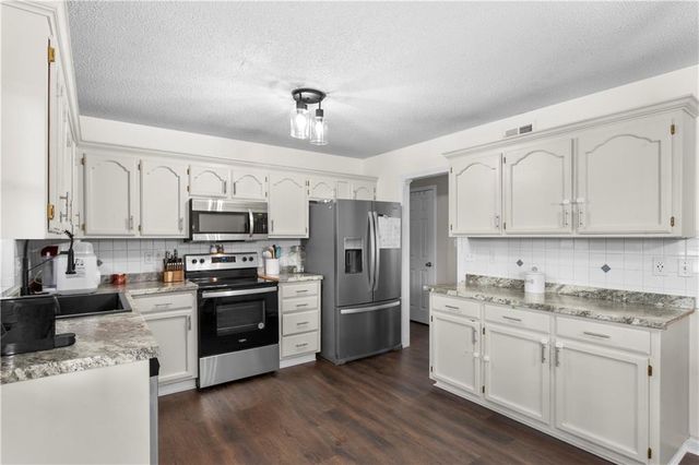 1604 S Concord Court, Independence, MO 64058