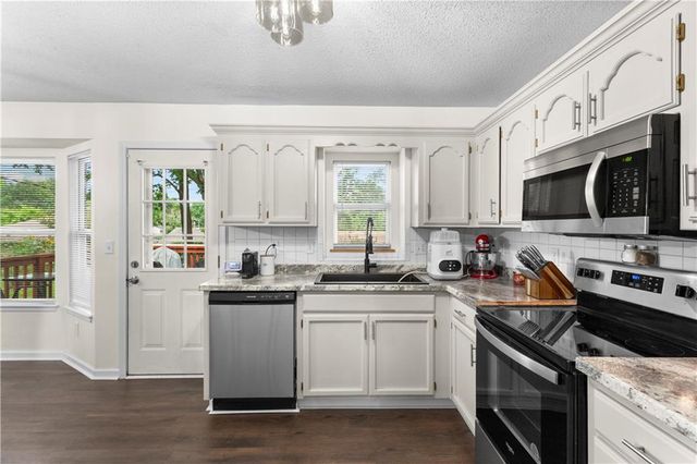 1604 S Concord Court, Independence, MO 64058