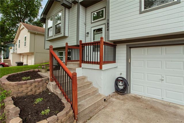 1604 S Concord Court, Independence, MO 64058