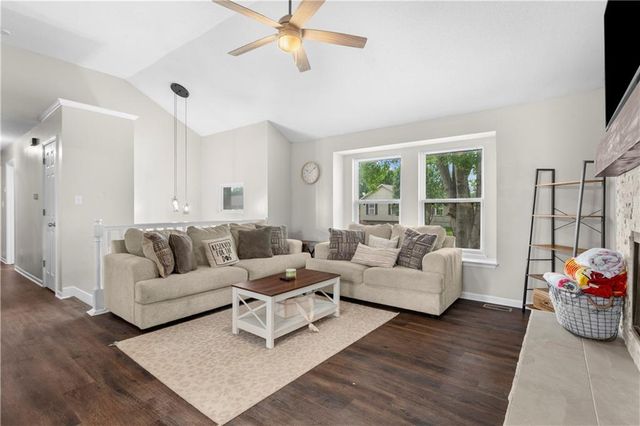 1604 S Concord Court, Independence, MO 64058