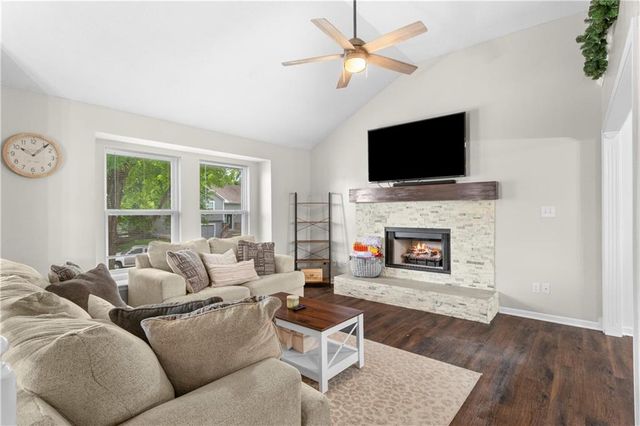 1604 S Concord Court, Independence, MO 64058