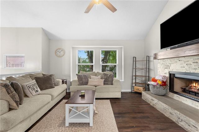 1604 S Concord Court, Independence, MO 64058