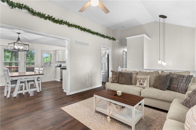 1604 S Concord Court, Independence, MO 64058