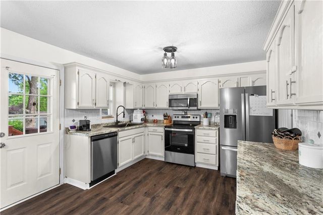 1604 S Concord Court, Independence, MO 64058