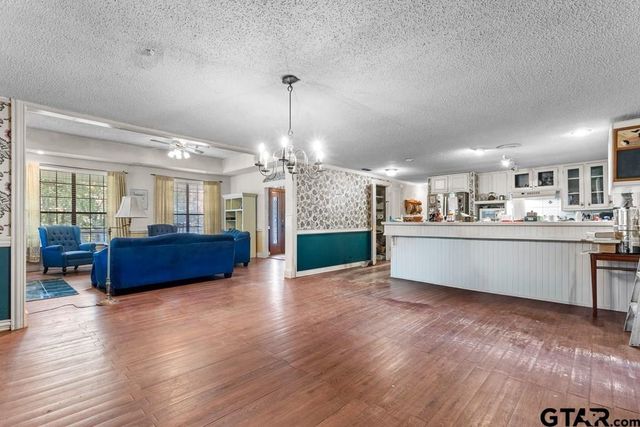 5026 Lost Pines Drive, Chandler, TX 75758