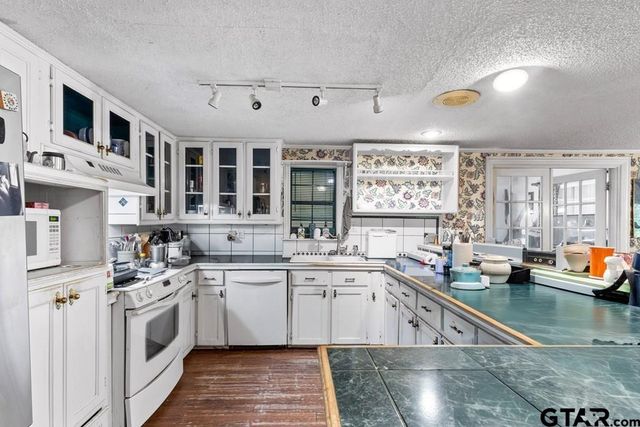 5026 Lost Pines Drive, Chandler, TX 75758