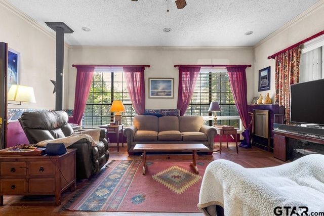 5026 Lost Pines Drive, Chandler, TX 75758