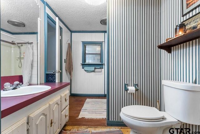 5026 Lost Pines Drive, Chandler, TX 75758