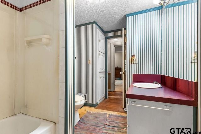 5026 Lost Pines Drive, Chandler, TX 75758