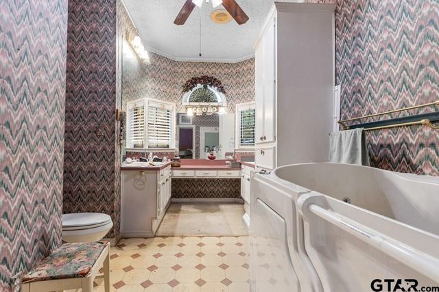 5026 Lost Pines Drive, Chandler, TX 75758