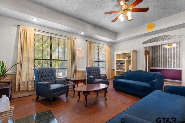 5026 Lost Pines Drive, Chandler, TX 75758