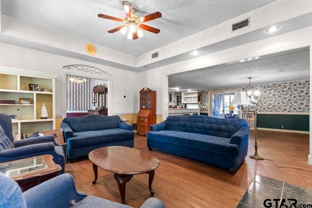 5026 Lost Pines Drive, Chandler, TX 75758