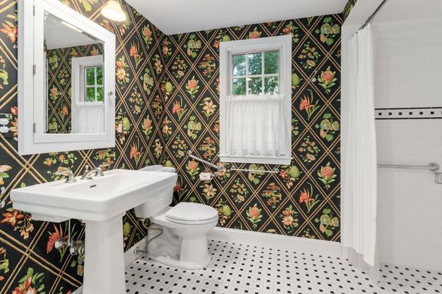 10 Circle Dr, Dover, MA 02030