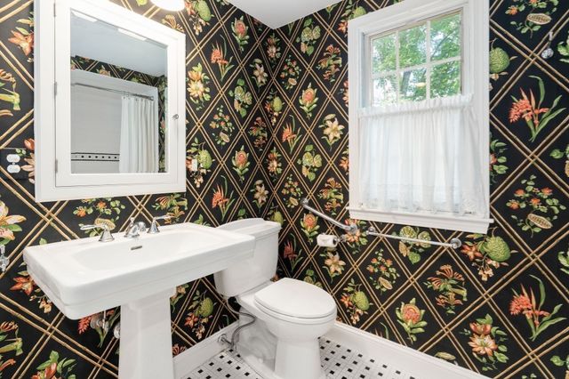 10 Circle Dr, Dover, MA 02030