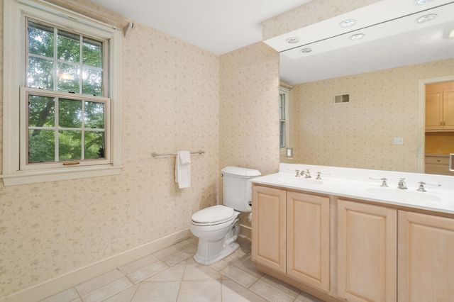 10 Circle Dr, Dover, MA 02030