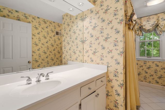 10 Circle Dr, Dover, MA 02030