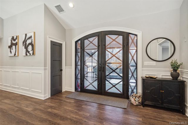 1 Valley Avenue, Smithtown, NY 11787