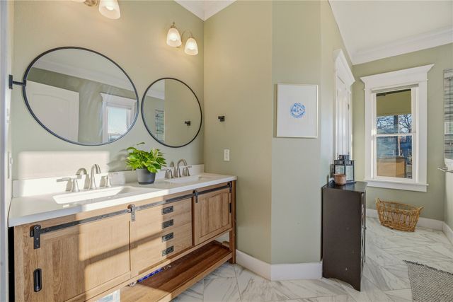 818 W Richmond Avenue, Fort Worth, TX 76110