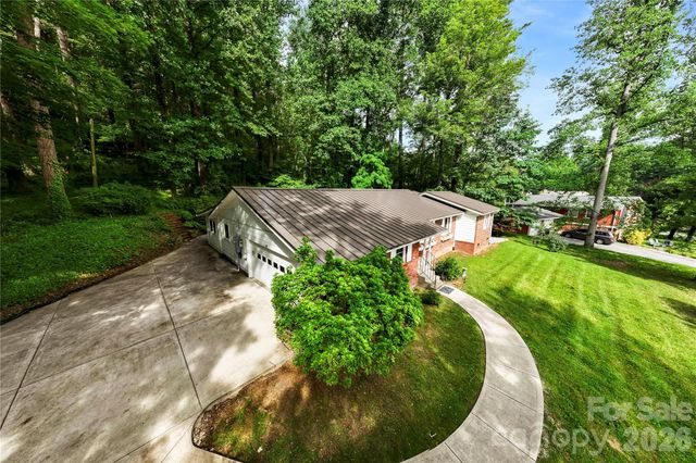 421 Comet Drive, Hendersonville, NC 28791