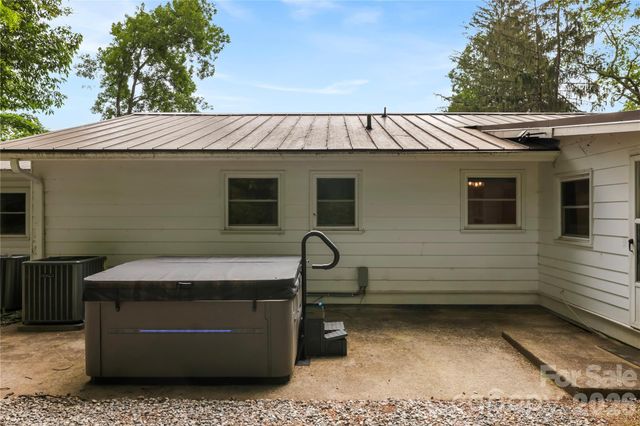 421 Comet Drive, Hendersonville, NC 28791