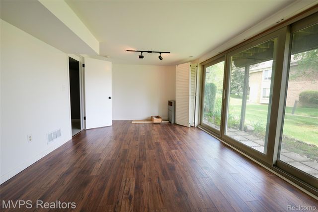 804 S Oak Brook Ridge Drive 149, Rochester Hills, MI 48307