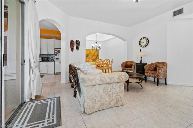 1405 Mariposa CIR 102, Naples, FL 34105