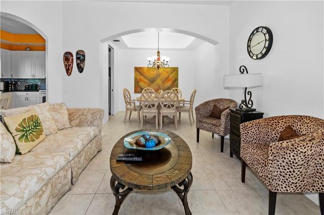 1405 Mariposa CIR 102, Naples, FL 34105