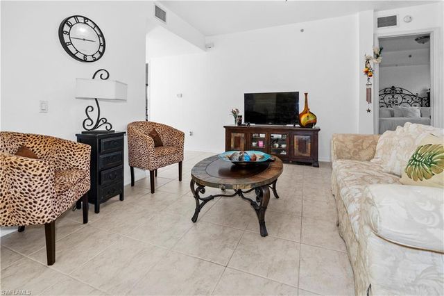 1405 Mariposa CIR 102, Naples, FL 34105