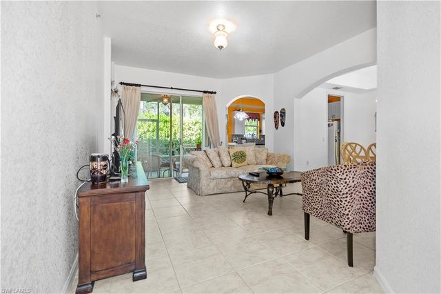 1405 Mariposa CIR 102, Naples, FL 34105