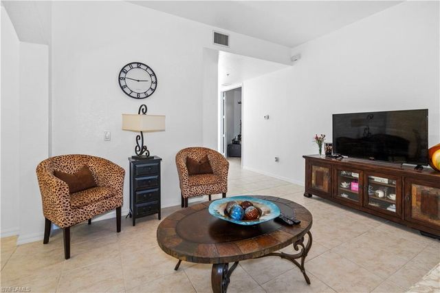1405 Mariposa CIR 102, Naples, FL 34105