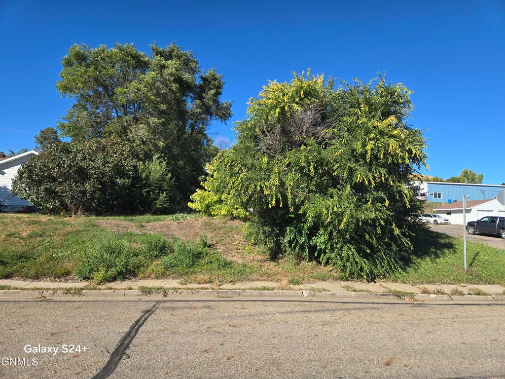 1310 2nd Street NE, Mandan, ND 58554 photo 2